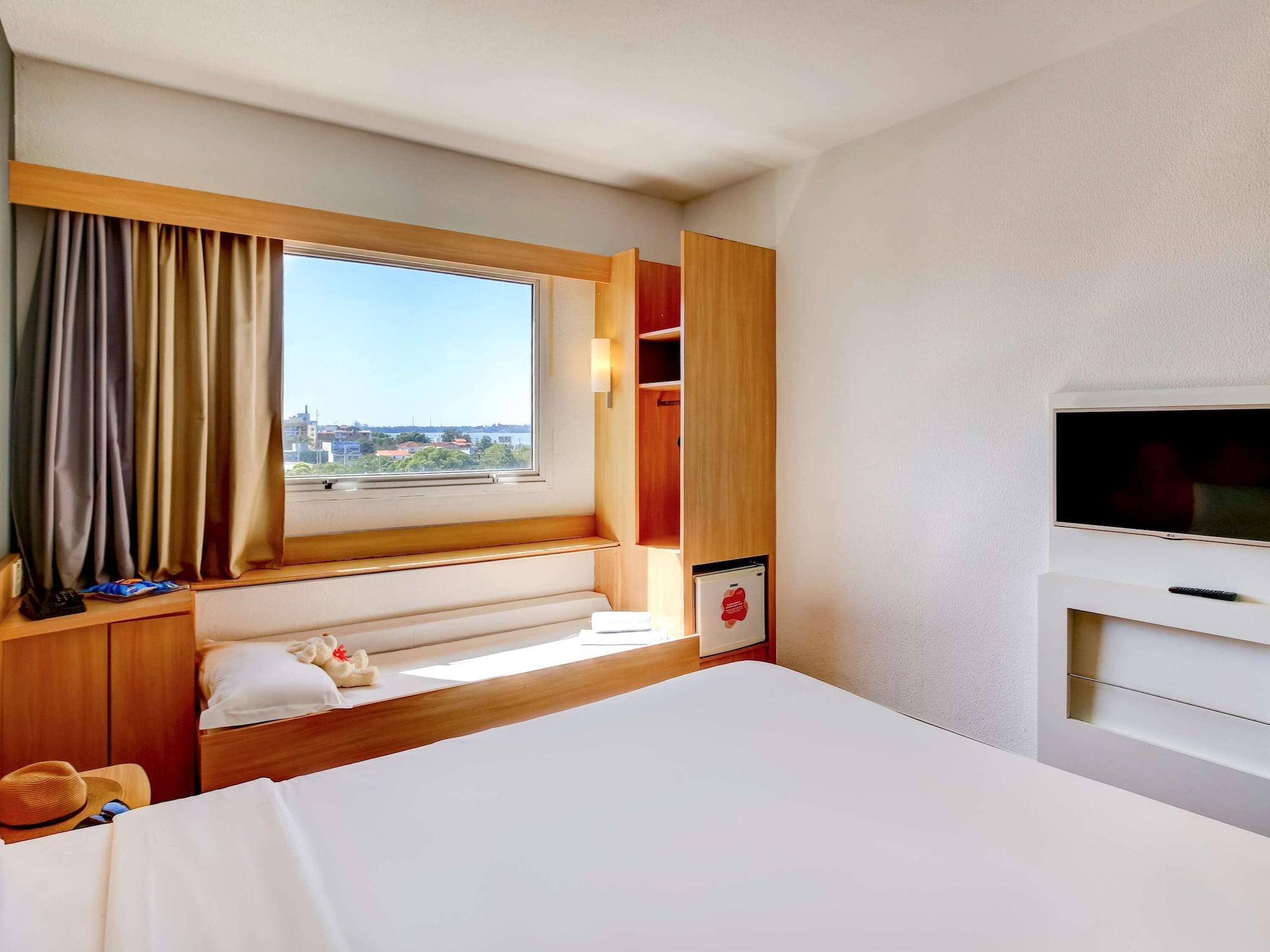 Ibis Vitoria Praia Do Canto Exteriör bild