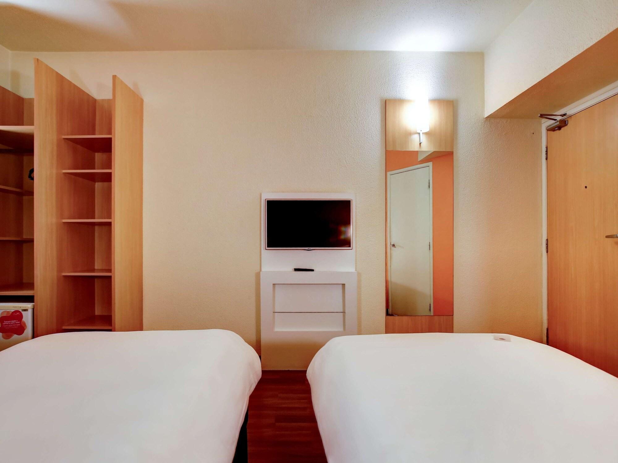 Ibis Vitoria Praia Do Canto Exteriör bild
